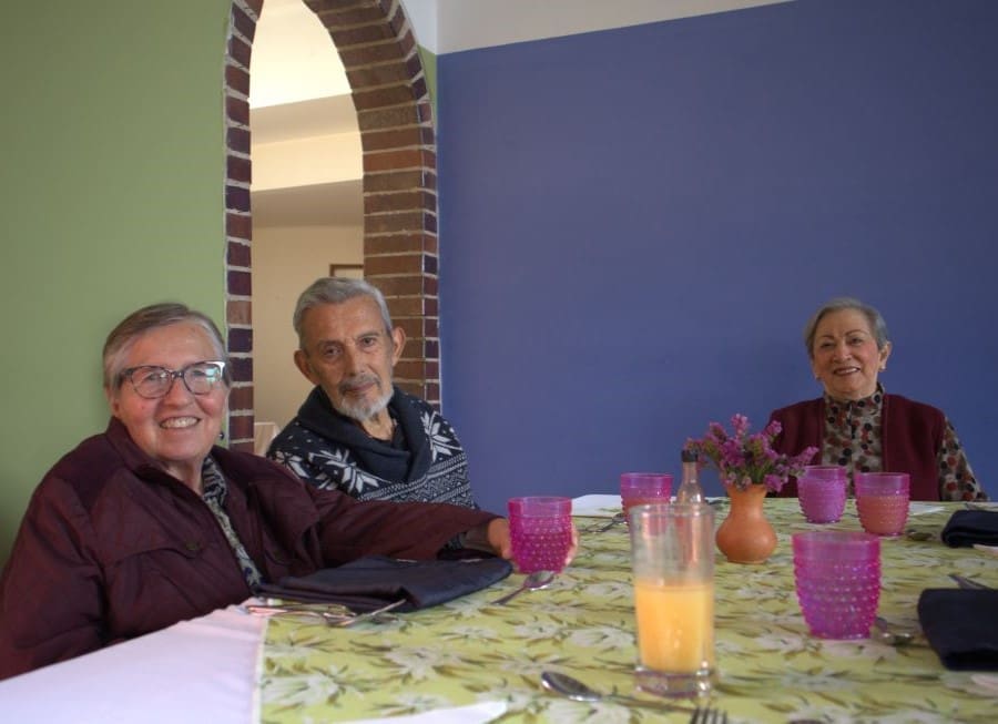 tres adultos mayores en un comedor