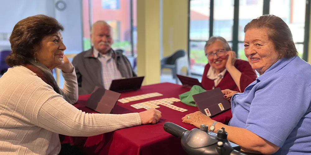 Personas mayores jugando juegos de mesa - Juegos de memoria para adultos